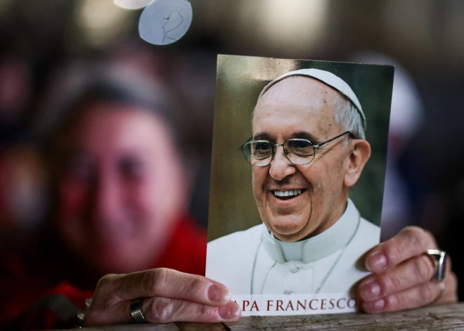 Pāvesta Franciska veselības stāvoklis uzlabojies, tomēr atlabšana ilgs vēl mēnešus