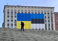 Ukrainas un Igaunijas karogi Tallinā Brīvības laukumā.