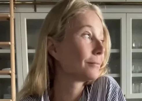 Gvineta Paltrova savā virtuvē.