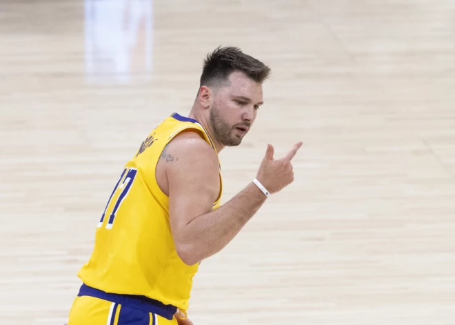 "Lakers" basketbolisti Džeimsa atgriešanās mačā zaudē "Bulls" komandai