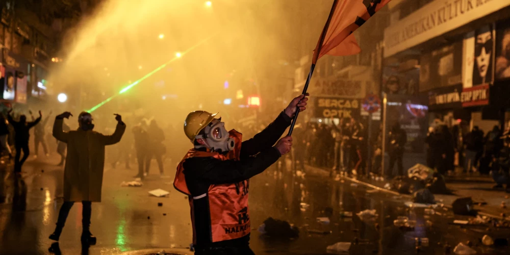 Turcijā notiek protesti pret Stambulas mēra Ekrema Imamoglu aizturēšanu.