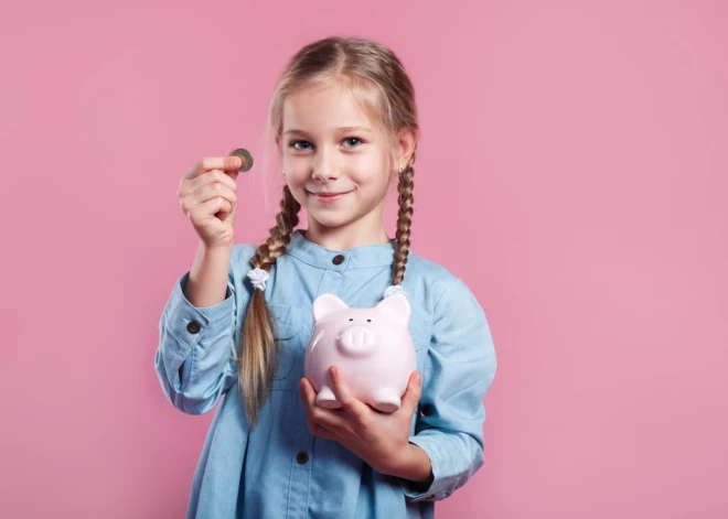 В Латвии учителя философии учат считать деньги: абсурд или реальность?