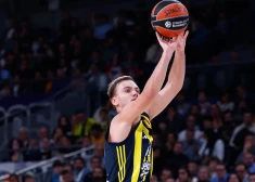 Latviešu duelis Stambulā: Žagaram un Šmitam pa 8 punktiem, uzvar Žagara "Fenerbahce"