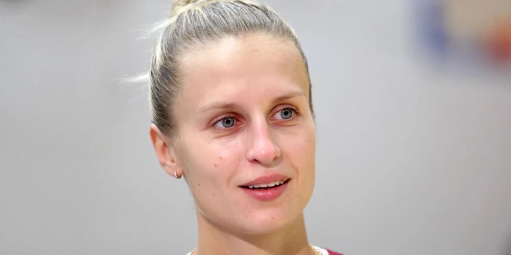 Latvijas basketboliste Kitija Laksa palīdz savai komandai izcīnīt uzvaru.