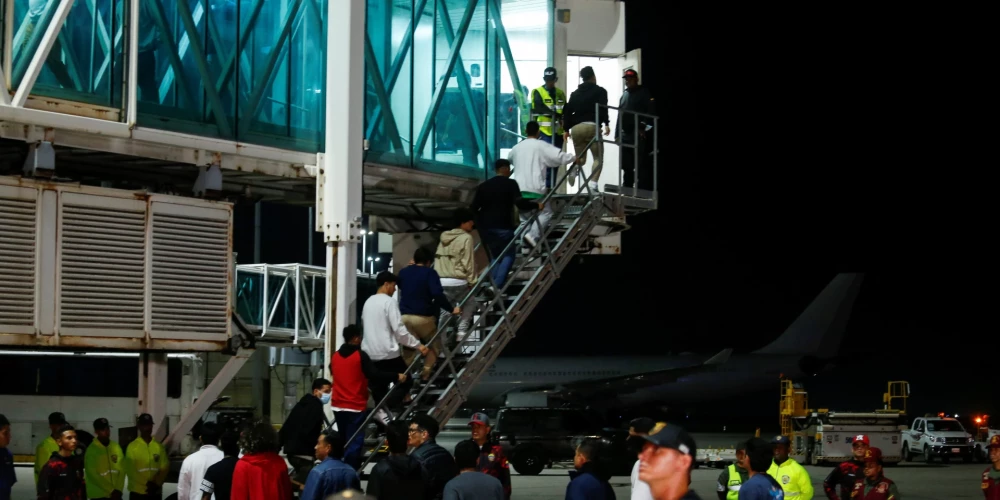 Venecuēlā ierodas 199 deportēti migranti no ASV. 