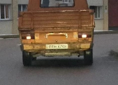 Kāds iedzīvotājs arī pievienojis foto, kurā redzams auto, kur tieši tāda pati uzlīme ir uzlīmēta valsts numurzīmes vietā. Noprotams, ka tieši par šo gadījumu arī tiek runāts. 