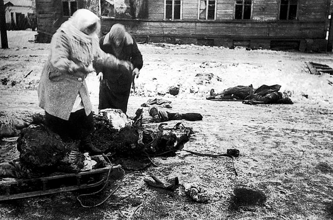 Divas sievietes vāc beigta zirga atliekas pārtikai Ļeņingradas blokādes laikā.