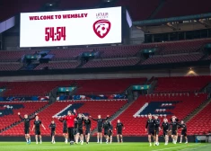 Anglijas futbola zvaigzne sirsnīgi atceras latviešu futbolistu, angļi pirms spēles domā par pārkārtojumiem un analizē Latviju