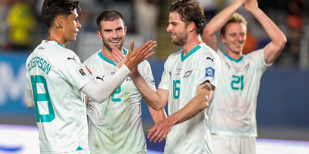 Jaunzēlandes izlases futbolisti priecājas par sasniegumu.