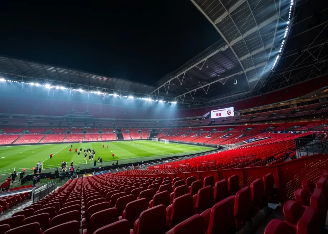 Anglijas futbola zvaigzne sirsnīgi atceras latviešu futbolistu, angļi pirms spēles domā par pārkārtojumiem un analizē Latviju