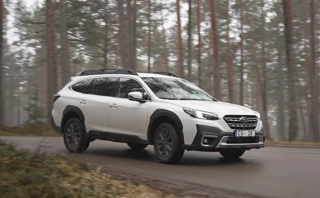 Arī aprīkojums ir labs. Elektriska bagāžnieka vāka piedziņa ir visiem Outback, izņemot vislētāko. Rezerves riteņa gan nav, un jāiztiek ar remontkomplektu. Outback prasās arī pēc piekabes āķa. Oriģinālaprīkojumā tas maksā 1200 eiro. Pieļaujamais velkamās piekabes svars ir divas tonnas. Solīdi! Vienubrīd Subaru saloni tika kritizēti kā vecmodīgi un utilitāri, jo tajos redz, nav šiko sensoru taustiņu uz stūres un citu jaunās autobūves sasniegumu. Tagad, kad pat lielākie pasaules ražotāji atgriežas pie pārbaudītiem risinājumiem, lielajiem kliedzējiem mutes ir ciet. Pogas rullē! Tomēr dažu inovāciju Outbekam pietrūkst, piemēram, virtuālā mērskalu paneļa un head - up displeja.  Vēl Outback ir pastāvīga pilnpiedziņa kā nevienam, braukšanas režīmi sliktam un ļoti sliktam ceļam, kā arī godalgota Eyesight pasažieru drošības sistēma. Par veco cenu - 36 490 eiro. Līdzīgas premium automašīnas maksā divreiz dārgāk, bet citu tikpat kā vairs nav, jo paaugstinātus pilnpiedziņas universāļus ražo tikai retais.  Outback pieejams viens vienīgs dzinējs - 2,5 litru bokseris bez turbīnas, ar 4 cilindriem un 169 zirgspēkiem. Transportklīdzekļu ekspluatācijas nodoklis ir tikai 147 eiro gadā, UVTN - 37,2 eiro mēnesī. Subaru Outback ir varens braucamais ne tikai kā darba auto, bet arī aktīvās atpūtas faniem, kam Forester tomēr šķiet pārāk agrārs un vajadzīgs garš salons.  Kad darbs vai piedzīvojumi galā, izbraucam cauri mazgātuvei, pārģērbjamiem paši - un varam šaut pa taisno uz pirmizrādi.