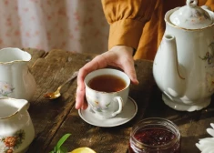 Tēja ātri uzsūc smaržas. Burtiski divas trīs dienas atvērtā, nehermētiskā iepakojumā, un tēja iegūst to produktu aromāta notis, ar kuriem bijusi kopā, vai tās būtu garšvielas virtuves plauktā vai desa ledusskapī.