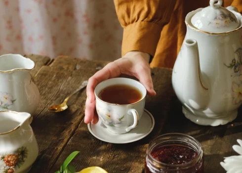 Tēja ātri uzsūc smaržas. Burtiski divas trīs dienas atvērtā, nehermētiskā iepakojumā, un tēja iegūst to produktu aromāta notis, ar kuriem bijusi kopā, vai tās būtu garšvielas virtuves plauktā vai desa ledusskapī.