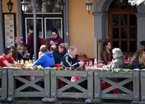 "Iebilstu pret virsstundu apmaksas samazināšanu, jo šī samaksa ļauj darbiniekiem saņemt pilnvērtīgu samaksu par viņu  papildus laiku, kuru viņi varētu pavadīt ar ģimeni vai atpūšoties. Kā arī skaidrs, ka no virsstundu samazināšanas darbinieki nesāks ņemt mazāk virsstundas, bet, iespējams, sāks ņemt vairāk, lai kompensētu zaudētos ienākumos, kas radušies šī grozījuma rezultātā, kas novedīs pie izdegšanām un slimības lapām. "