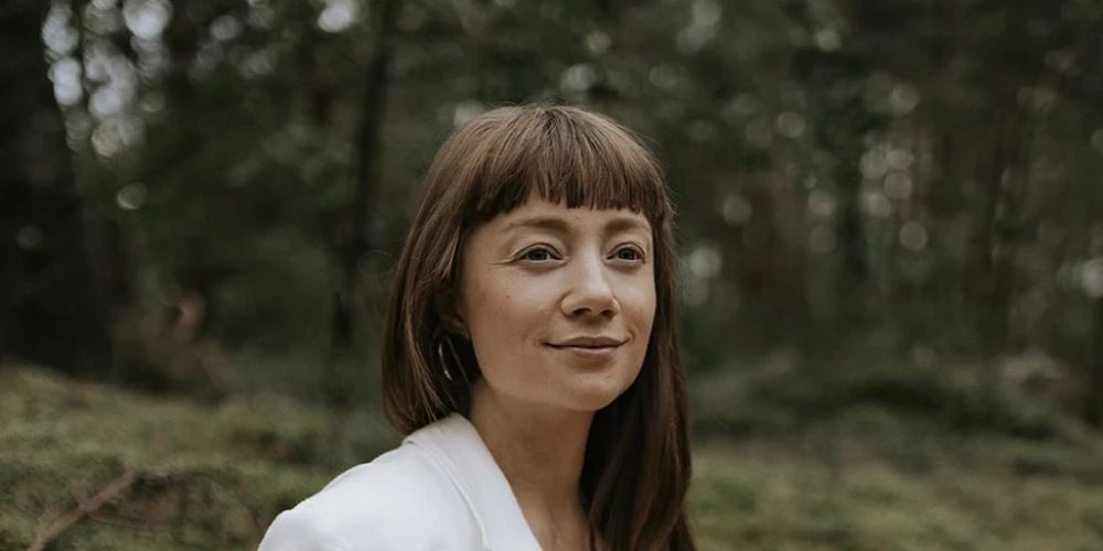 Kā norāda divu bērnu māte un un sabiedrisko attiecību konsultante Marika Ūdre, Latvijas demogrāfiskā situācija būtu jāvērtē ciešā saistībā ar kopienu attīstību un sabiedrības priekšstatiem par ģimenes modeli. 