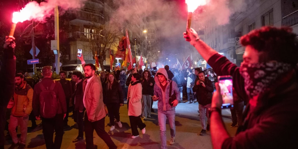 Daudzi uzskata, ka Imamoglu aizturēšana ir politiski motivēts mēģinājums nepieļaut viņa kandidēšanu prezidenta vēlēšanās.