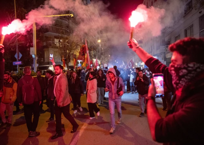 Turcijā kopš Stambulas mēra arestēšanas aizturēti jau 1133 cilvēki