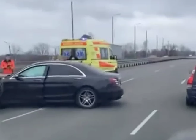 Uz Salu tilta avarē "Toyota Land Cruiser" un "Mercedes Benz" automašīnas; vienai personai notikuma vietā sniedz medicīnisko palīdzību