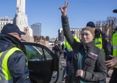 Kreile daudzkārt publiskās vietās un publiskos pasākumos nēsāja pleca somu ar simbolu "Z", kas Krievijā tiek izmantots kā atbalsta simbols Krievijas sāktajai karadarbībai Ukrainā.