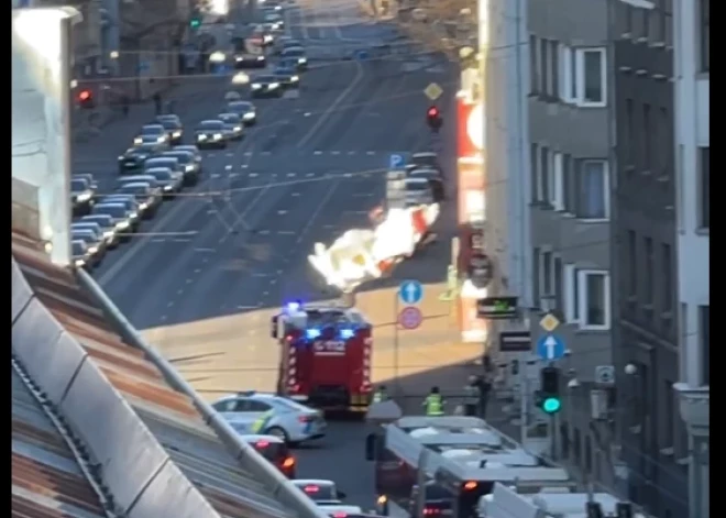 VIDEO: labi, ka ne uz galvas – Rīgā uz ielas nokrīt milzīgs reklāmas plakāts