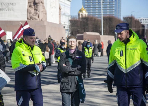 Елена Крейле многократно появлялась в общественных местах и на публичных мероприятиях с символикой России.