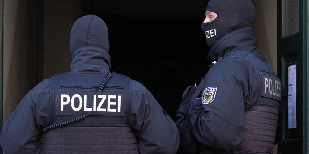 Grupa aktīvi darbojās tīmeklī, bet lika lietā arī uzlīmes un grafiti ar galēji labējo simboliem un nacionālistiskiem paziņojumiem.