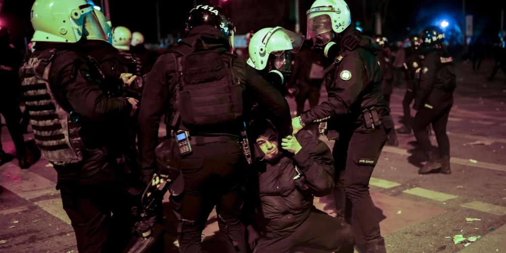 Policisti Stambulā vardarbīgi izklīdina protestētājus Stambulā