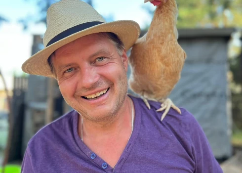 "Tagad man ir jādara viss, lai savējos mīļi un ar godu sagaidītu atpakaļ mājās. Pašlaik ikdienā dzīvoju viens ar savām 18 vistām," saka Edgars.