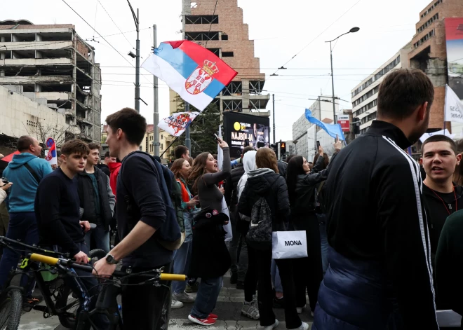 Serbi saniknoti par Trampa znota plānoto luksusa kompleksu vietā, kur NATO sabombardēja Dienvidslāvijas armijas štābu: "Trampa torņi uz asinīm!"