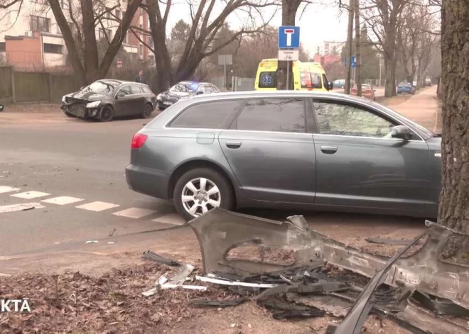 Водитель ехал к врачу - и оказался в больнице: утро на Юрмалас гатве началось с ДТП