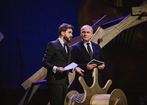 Andris Keišs ar krustdēlu Jāni Pampi, vadot balvas "Boņuks 2024" pasniegšanas ceremoniju Rēzeknē.