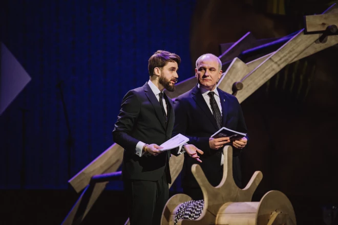 Andris Keišs ar krustdēlu Jāni Pampi, vadot balvas "Boņuks 2024" pasniegšanas ceremoniju Rēzeknē.