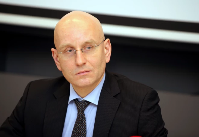 “SEB Investment Management” vadītājs, pensiju pārvaldnieks Jānis Rozenfelds norāda, ka SEB pensiju plāni Latvijā ir ieguldījuši 136,6 miljonus eiro - gan obligācijās, gan uzņēmumos. Viņš saka: “Pēdējo desmit gadu laikā pensiju 2. līmeņa aktīvu apmērs ir desmitkāršojies, taču to pašu diemžēl nevaram teikt par Latvijas kapitāla tirgu.