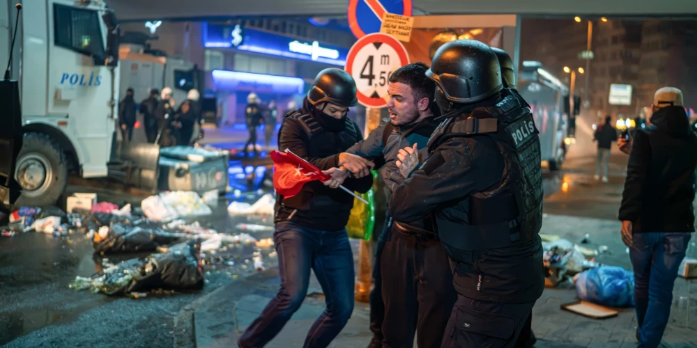 Turcijā 55 cilvēki aizturēti par Erdogana apvainošanu. 