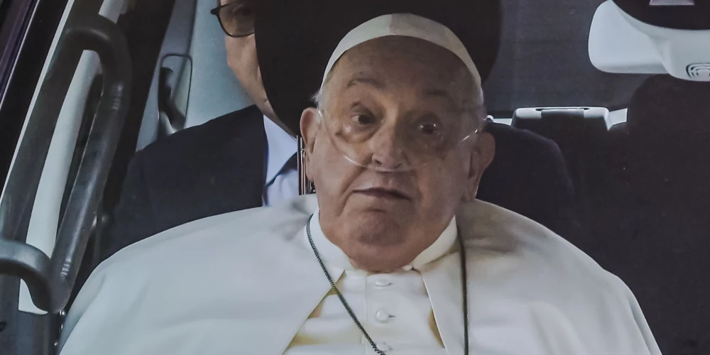 Pāvests Francisks atstāj slimnīcu
