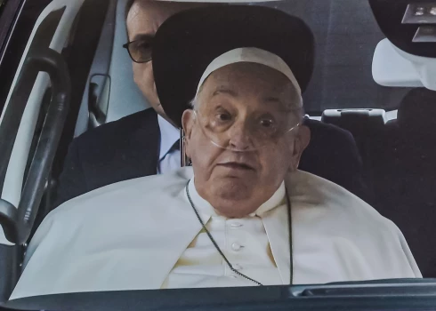 Pāvests Francisks atstāj slimnīcu