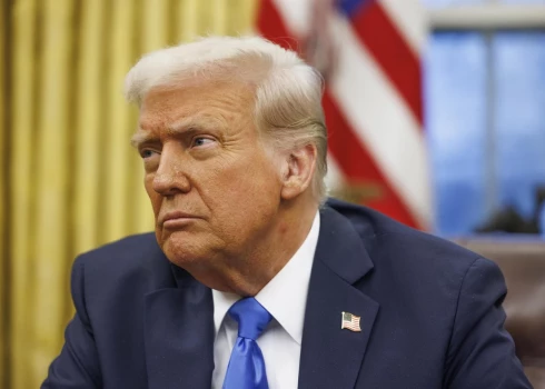 Tramps noraida bažas par amatpersonu čata noplūdi.