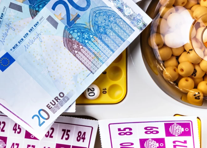 Par 25 miljonus eiro laimestu sieviete uzzinājusi, stāvot ar vienu zeķi kājā