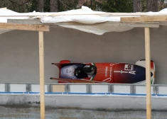 Ne līdz galam pabeigtajā olimpiskajā bobsleja, kamaniņu un skeletona trasē aizvadīti pirmie braucieni