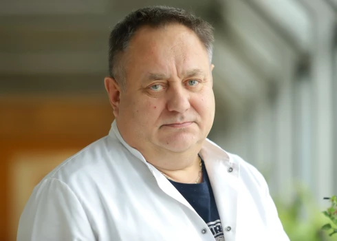 "Ja pēc izslimota Covid-19 ir kādas sūdzības, kas nepāriet, noteikti jāsazinās ar savu ģimenes ārstu, kurš tad arī izvērtēs, kādas analīzes un izmeklējumi ir nepieciešami," atgādina kardiologs Andris Šļahota.