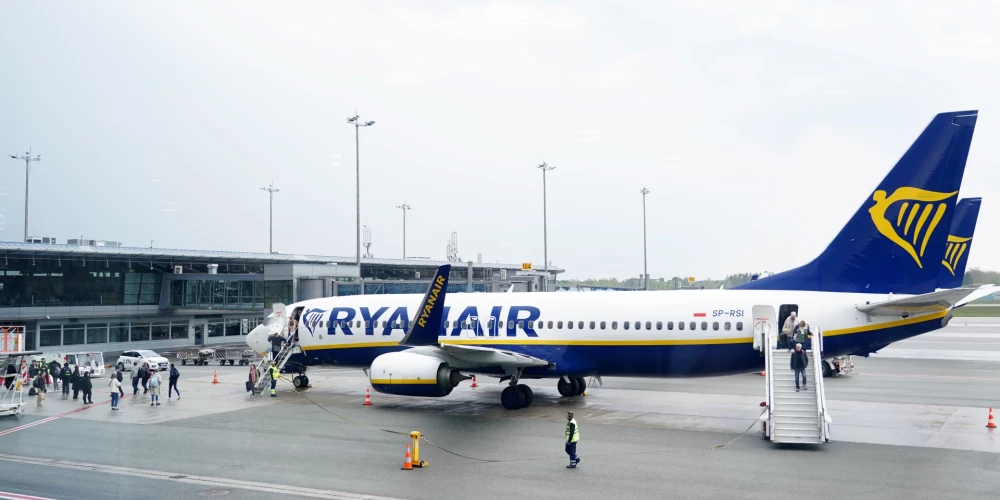"Ryanair" lidmašīna RIX Rīgas lidostas teritorijā.