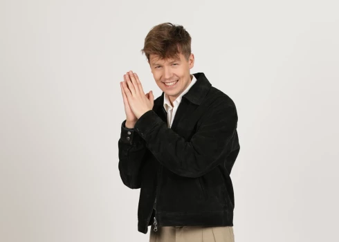 Andrejs Reinis Zitmanis neslēpj sveci zem pūra.