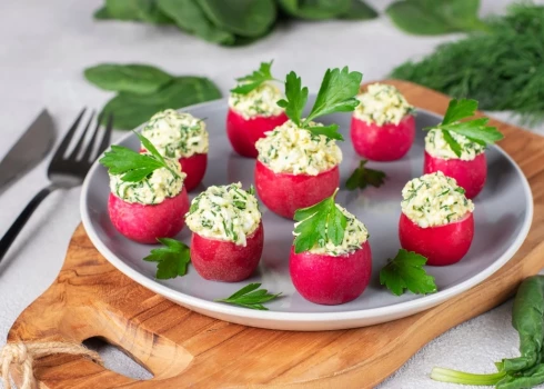 Pavasara simbols redīss ir brīnišķīgs dārzenis, ko var izmantot daudzos veidos.