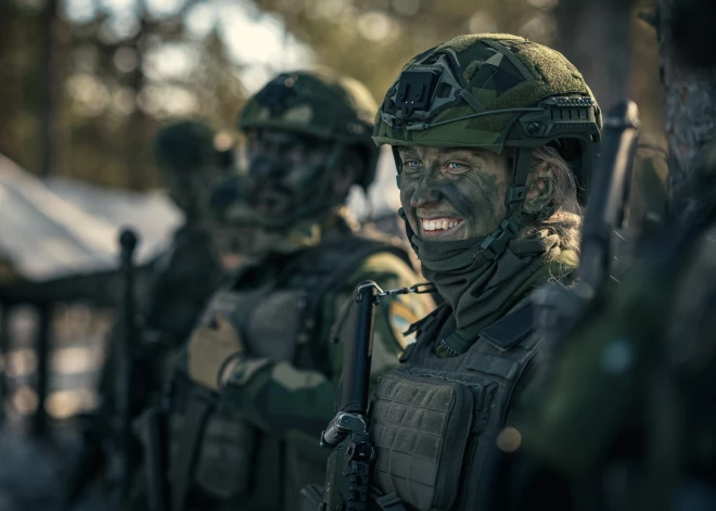 Valsts valodas centrs skaidro, kāpēc pieņemts pretrunīgi vērtētais jaunvārds “karavīre”