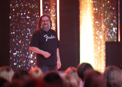 To jūs ekrānā neredzēsiet! Renārs Matiņš, rosoties šovā "Koru kari".