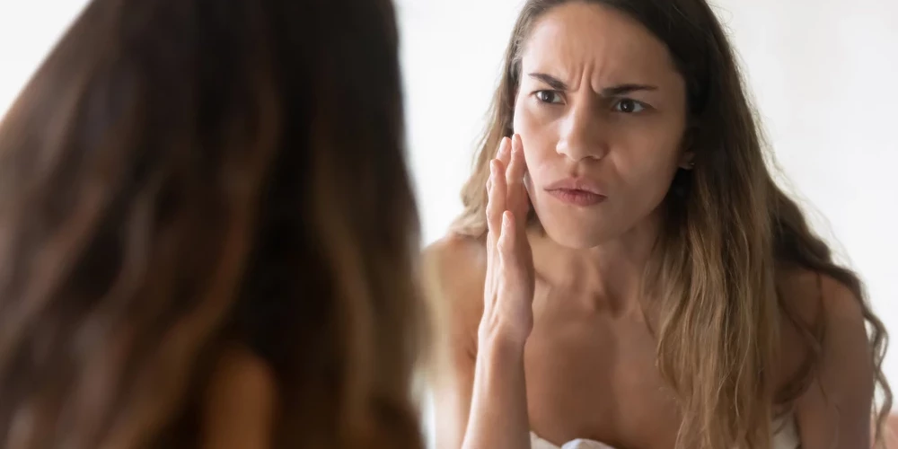 Регулярное применение ретинола может существенно улучшить структуру кожи, улучшить ее эластичность и разгладить уже имеющиеся морщины, одновременно предотвращая образование новых.