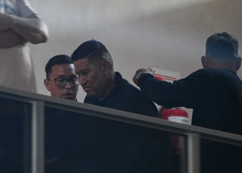 Hulio Korija tiek aizturēts turpat tiesaszālē.