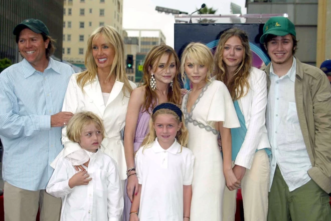 Mērija-Keita un Ešlija Olsenas ar tēti Deividu, pamāti Makenziju un māsām Elizabeti un Kortniju, un brāļiem Trentu un Džeiku 2004. gadā.