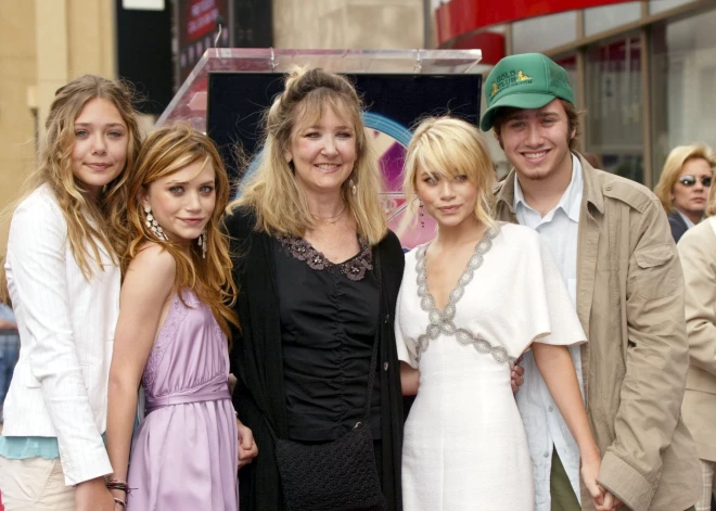 Dvīnītes Olsenas un viņu 4 māsas un brāļi viņpus ekrāniem. Ielūkojieties slavenās Holivudas ģimenes klusajā ikdienā