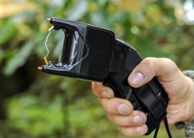 Purvciemā vīrietis ar elektrošoku nogalina māti – pēc tam pats zvana policijai